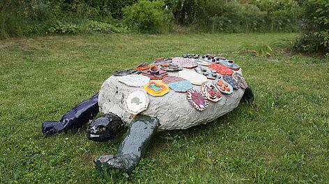 Schildkröten-Skulptur mit bunten Platten