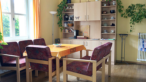Essbereich mit Tisch, Stühlen und Regal