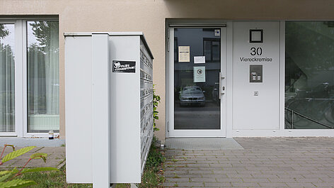 Hauseingang mit Briefkastenanlage