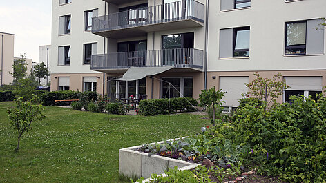 Mehrfamilienhaus mit Balkonen und Garten