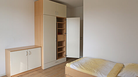 Schrank mit offener Tür im Schlafzimmer