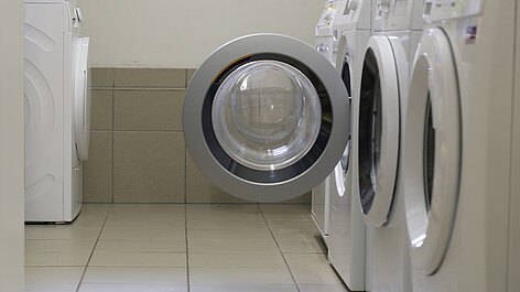 Offene Waschmaschine im Waschraum