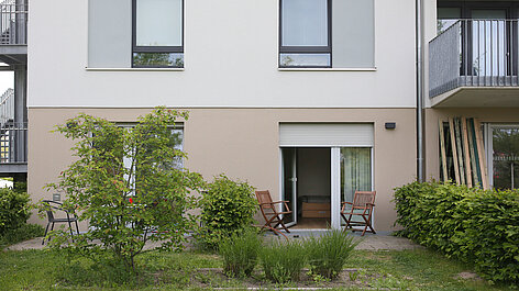 Terrasse mit zwei Stühlen am Wohnhaus