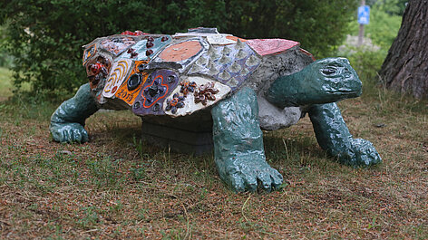 Bunte Schildkröten-Skulptur im Park