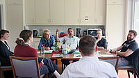 Gruppengespräch am Tisch in der Küche