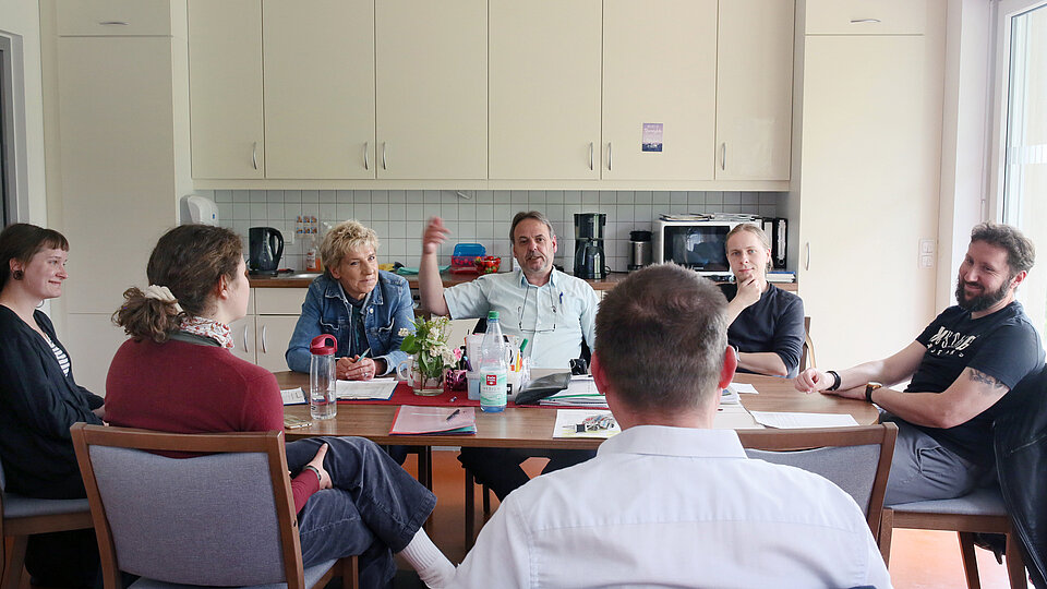 Gruppengespräch am Tisch in der Küche