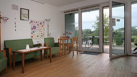 Wohnzimmer mit Balkon und Sitzgruppe