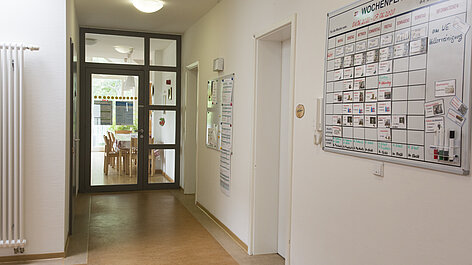 Flur mit Wochenplan an der Wand