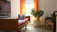 Krankenzimmer mit Bett und Pflanzen