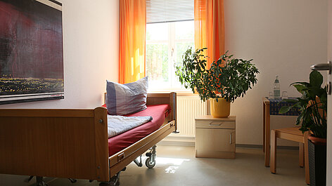 Krankenzimmer mit Bett und Pflanzen