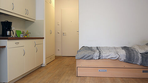 Einzimmerwohnung mit Küche und Bett