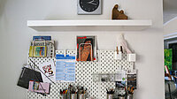Pinnwand mit Kunstmaterial und Zeitschriften