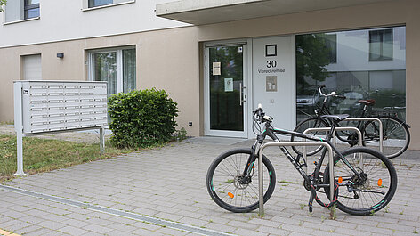 Hauseingang mit Fahrrädern und Briefkästen