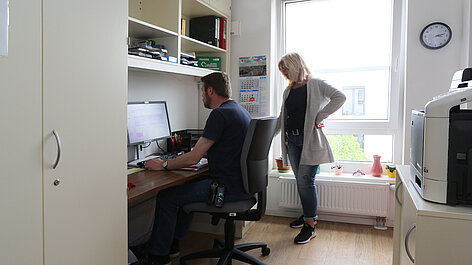 Zwei Personen arbeiten im Büro