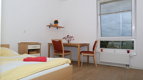Hell eingerichtetes Zimmer mit Tisch